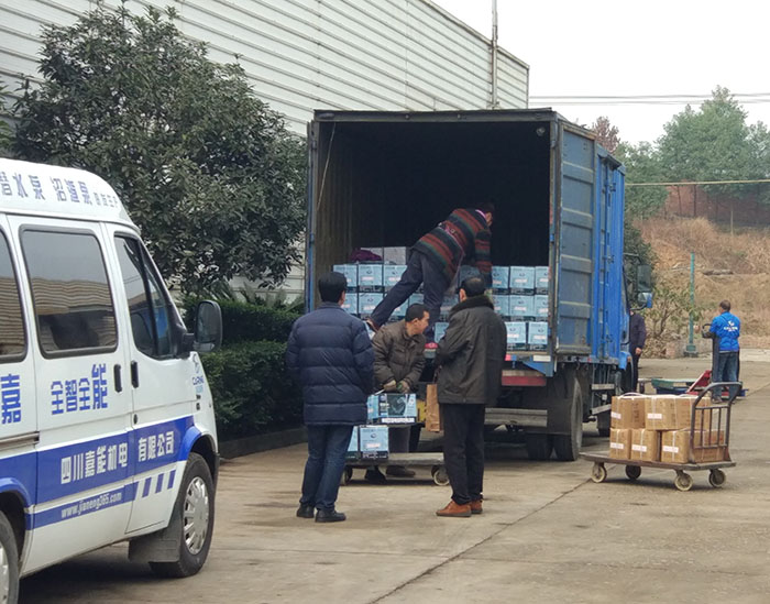 湖北黃老板訂購的40臺小型清水泵，20臺鉸刀泵正在裝貨